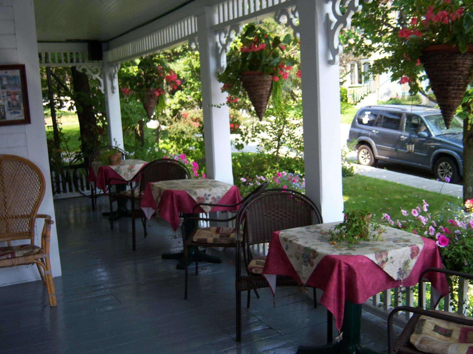 Ici Et Maintenant Bed and Breakfast Magog Exterior foto