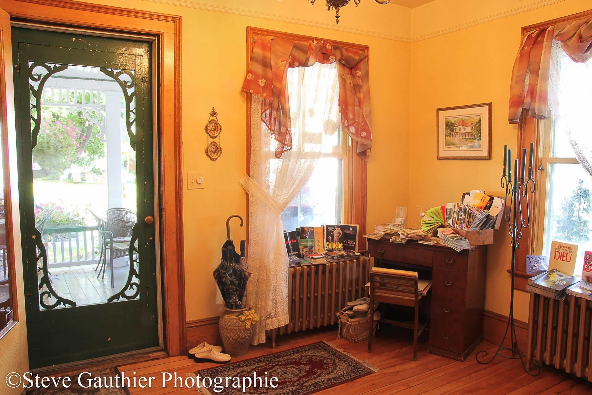 Ici Et Maintenant Bed and Breakfast Magog Exterior foto