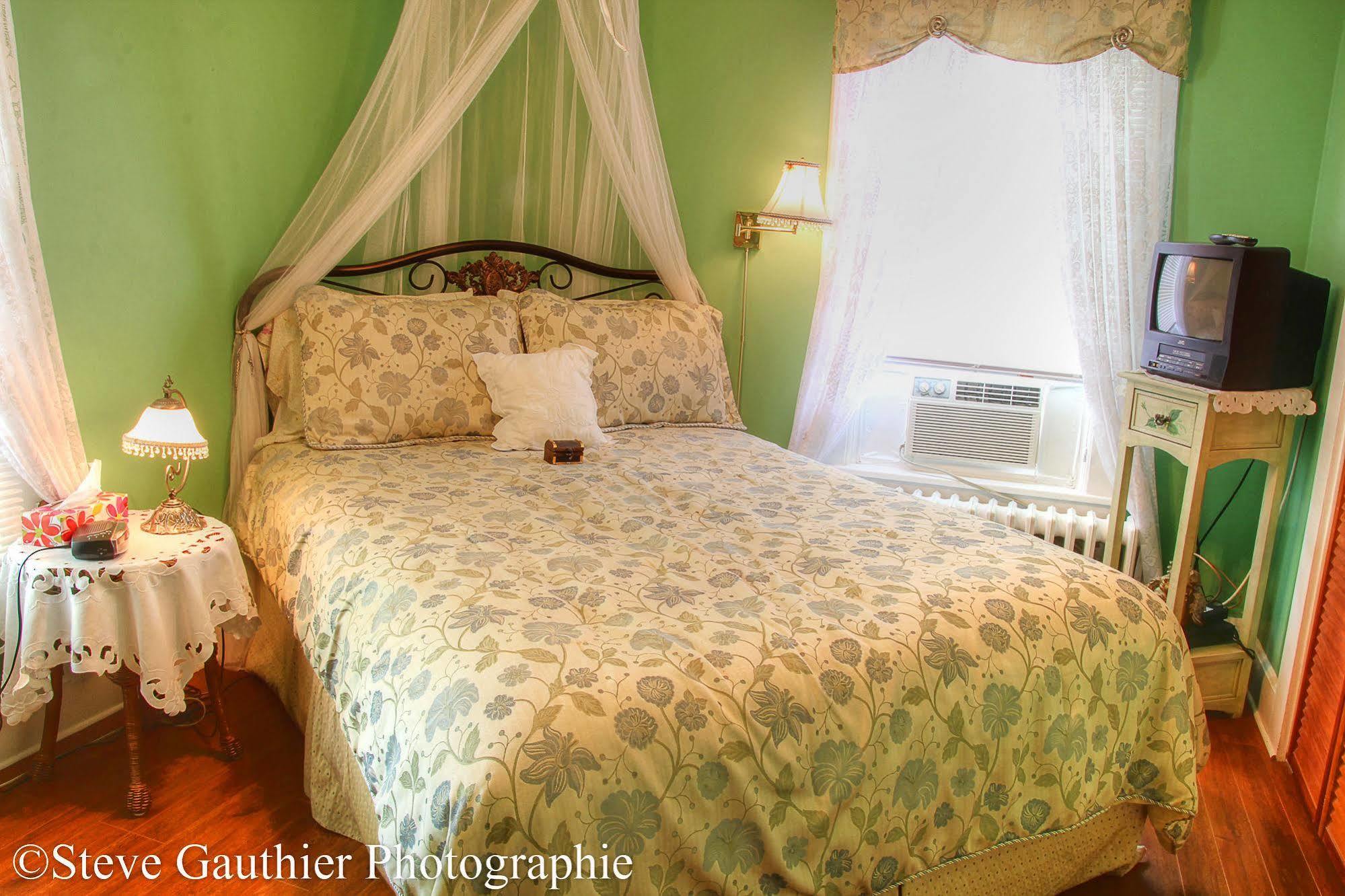 Ici Et Maintenant Bed and Breakfast Magog Exterior foto